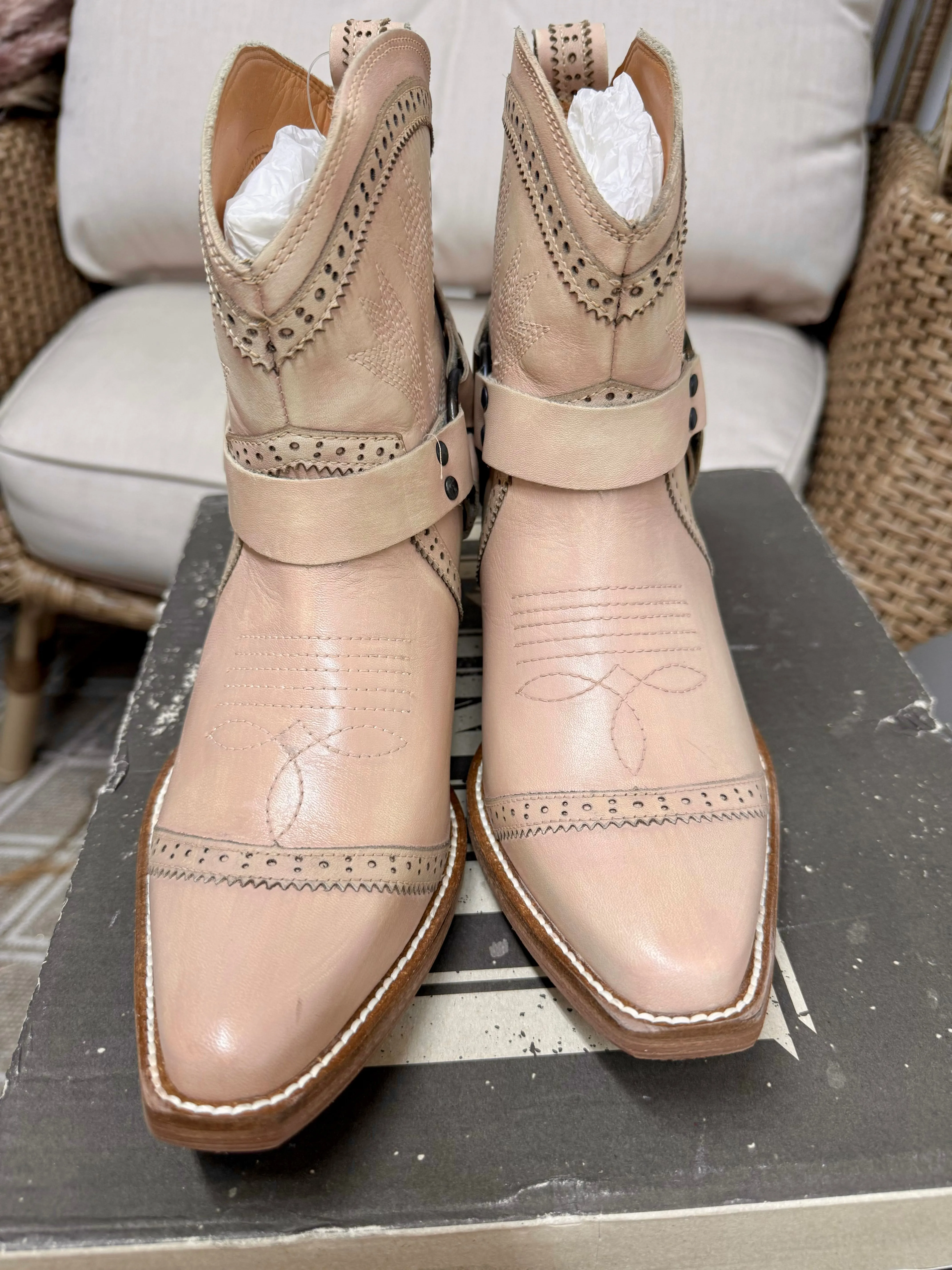 *DISCONTINUED* | Dingo | Gummy Bear Leather Cowboy Boots in Natural - Last Chance Size 9