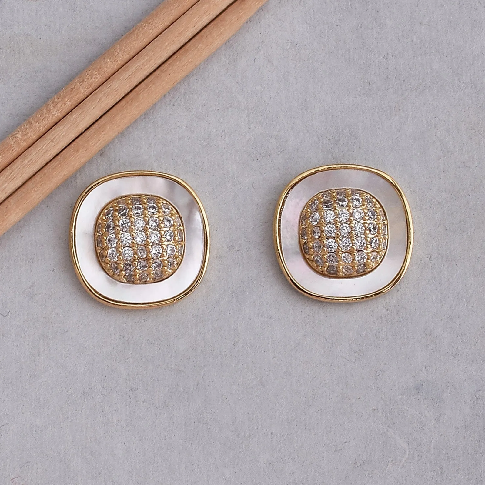 Miracle Fashionable Stud Earrings